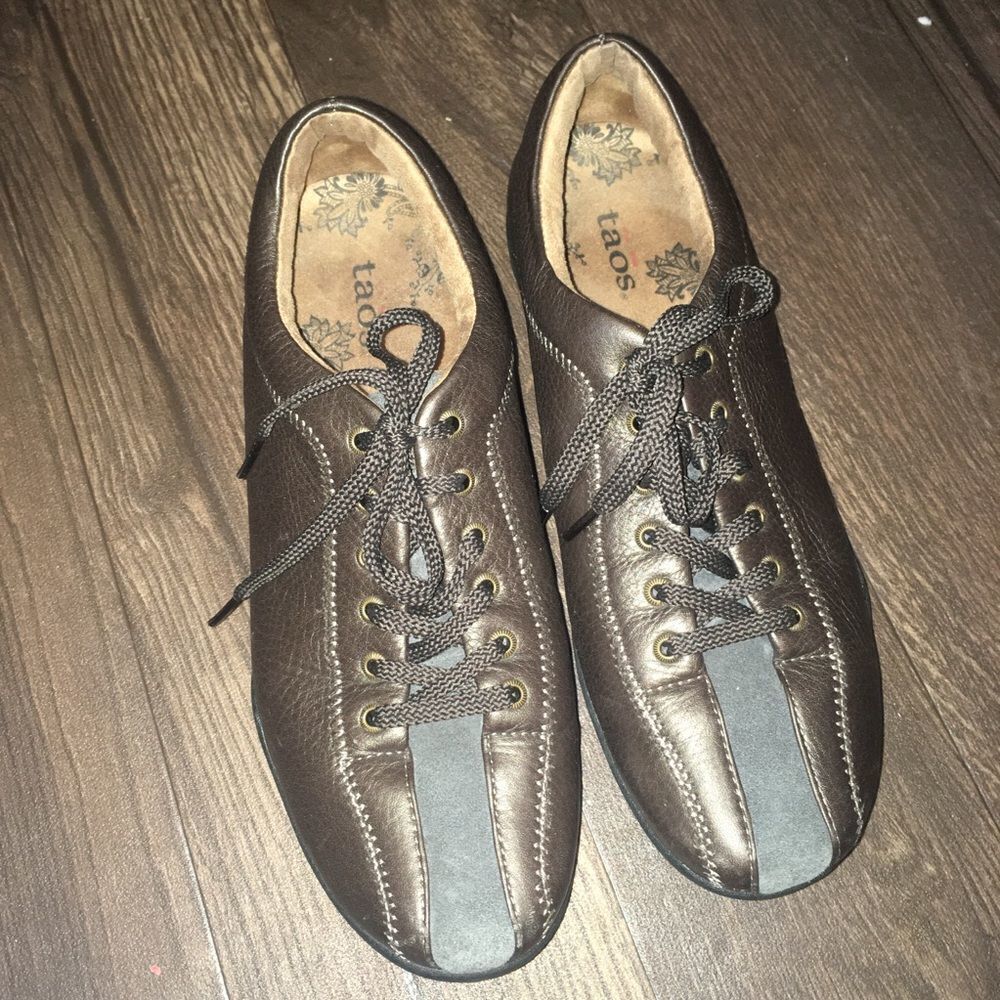 Taos Stealth brown lace up sneakers, size 7.5